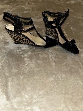 Etienne Aigner Black Patent T-Strap Wedge Sandals with Leopard Print 10